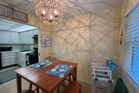 Condo in Palm Beach Shores, Florida, 1 bedroom № 2081932 - photo 4