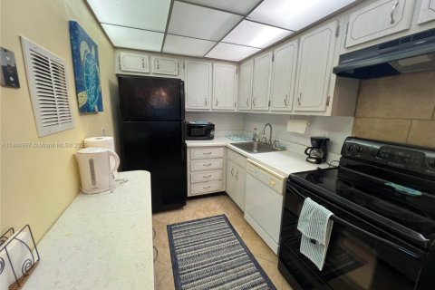 Condo in Palm Beach Shores, Florida, 1 bedroom № 2081932 - photo 13