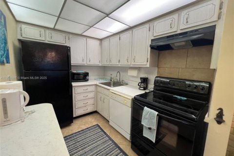 Condo in Palm Beach Shores, Florida, 1 bedroom № 2081932 - photo 2