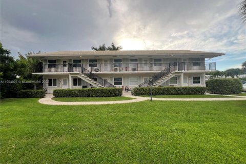 Condo in Palm Beach Shores, Florida, 1 bedroom № 2081932 - photo 1