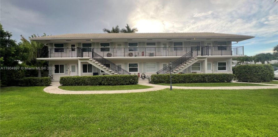 Condo in Palm Beach Shores, Florida, 1 bedroom № 2081932
