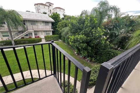 Condo in Palm Beach Shores, Florida, 1 bedroom № 2081932 - photo 16