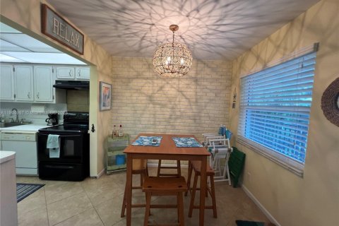 Condo in Palm Beach Shores, Florida, 1 bedroom № 2081932 - photo 3