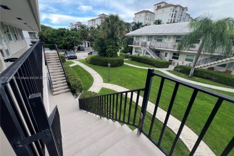 Condo in Palm Beach Shores, Florida, 1 bedroom № 2081932 - photo 17