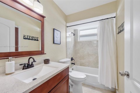 House in Sunrise, Florida 4 bedrooms, 199 sq.m. № 1933016 - photo 20