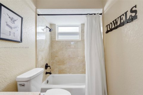 House in Sunrise, Florida 4 bedrooms, 199 sq.m. № 1933016 - photo 21