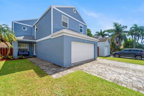 House in Sunrise, Florida 4 bedrooms, 199 sq.m. № 1933016 - photo 1