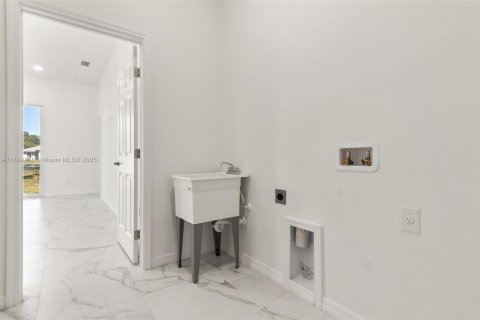 Villa ou maison à vendre à Lehigh Acres, Floride: 4 chambres, 152.27 m2 № 1951925 - photo 13