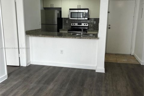 Condominio en alquiler en Hialeah, Florida, 2 dormitorios, 84.36 m2 № 1941283 - foto 1