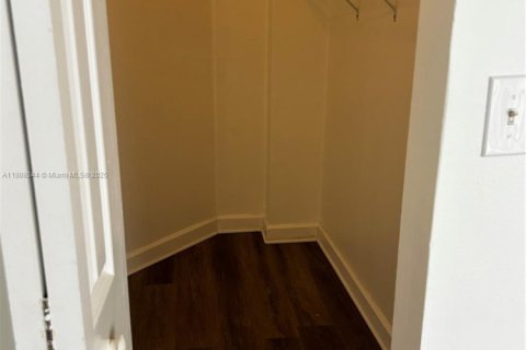 Condominio en alquiler en Hialeah, Florida, 2 dormitorios, 84.36 m2 № 1941283 - foto 13