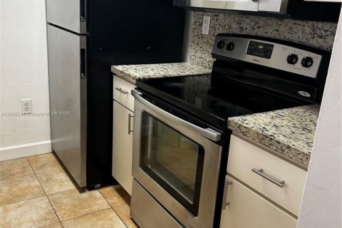 Condominio en alquiler en Hialeah, Florida, 2 dormitorios, 84.36 m2 № 1941283 - foto 3
