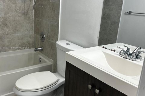 Condominio en alquiler en Hialeah, Florida, 2 dormitorios, 84.36 m2 № 1941283 - foto 12