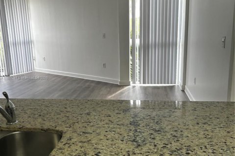 Condominio en alquiler en Hialeah, Florida, 2 dormitorios, 84.36 m2 № 1941283 - foto 5