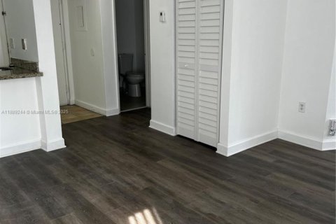 Condominio en alquiler en Hialeah, Florida, 2 dormitorios, 84.36 m2 № 1941283 - foto 15