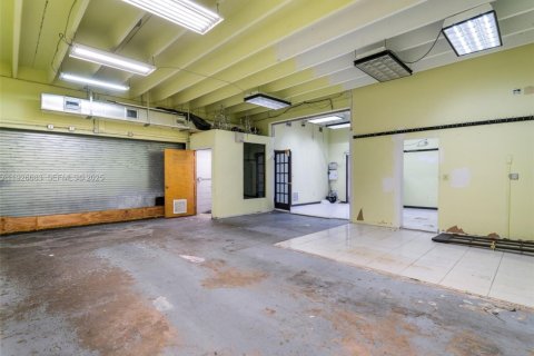 Propiedad comercial en venta en Miami, Florida № 1984530 - foto 9