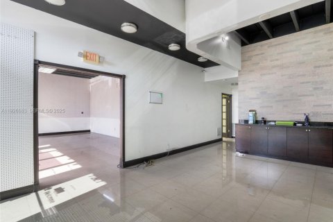 Propiedad comercial en venta en Miami, Florida № 1984530 - foto 11