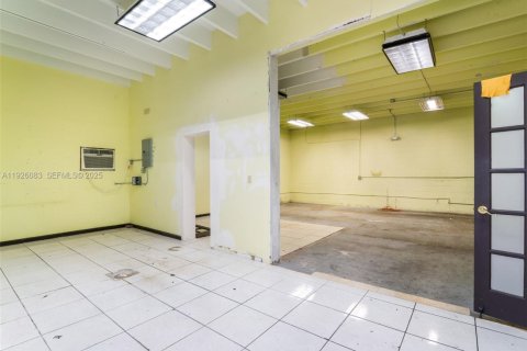 Propiedad comercial en venta en Miami, Florida № 1984530 - foto 7