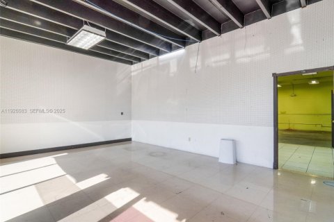 Propiedad comercial en venta en Miami, Florida № 1984530 - foto 5