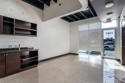 Propiedad comercial en venta en Miami, Florida № 1984530 - foto 10