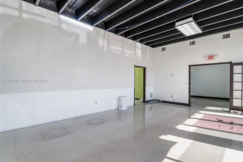 Propiedad comercial en venta en Miami, Florida № 1984530 - foto 6