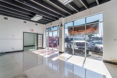 Propiedad comercial en venta en Miami, Florida № 1984530 - foto 4