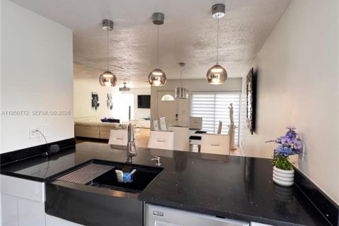 Купить таунхаус в Корал-Спрингс, Флорида 6 комнат, 148.64м2, № 2009595 - фото 15