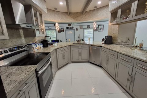 House in Tamarac, Florida 3 bedrooms, 192.03 sq.m. № 1704247 - photo 13