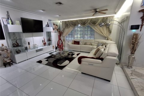 House in Tamarac, Florida 3 bedrooms, 192.03 sq.m. № 1704247 - photo 3