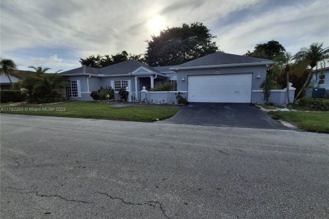 House in Tamarac, Florida 3 bedrooms, 192.03 sq.m. № 1704247 - photo 7