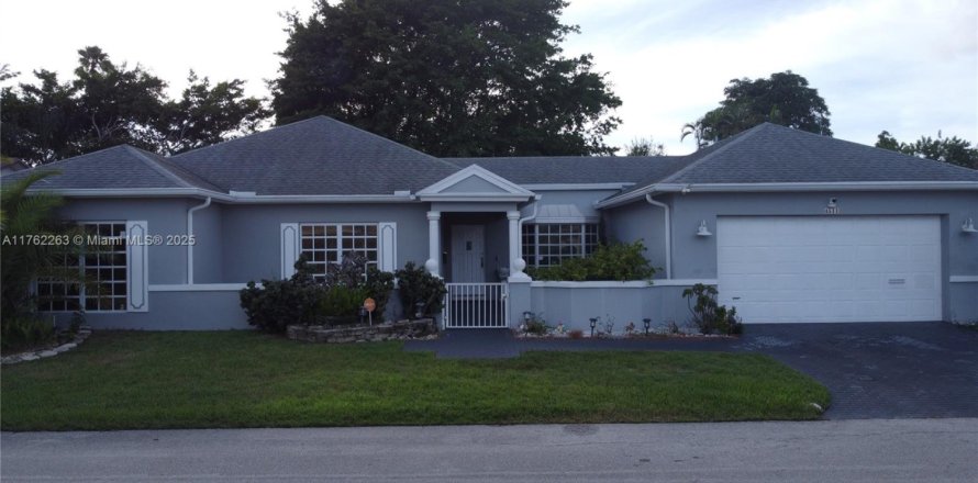 House in Tamarac, Florida 3 bedrooms, 192.03 sq.m. № 1704247