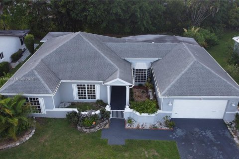 House in Tamarac, Florida 3 bedrooms, 192.03 sq.m. № 1704247 - photo 2
