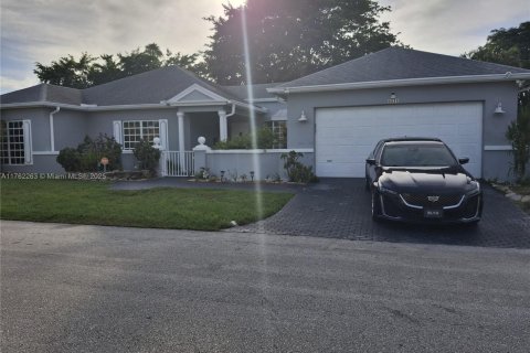 House in Tamarac, Florida 3 bedrooms, 192.03 sq.m. № 1704247 - photo 8