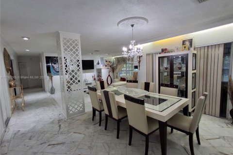 House in Tamarac, Florida 3 bedrooms, 192.03 sq.m. № 1704247 - photo 4