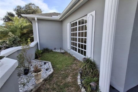 House in Tamarac, Florida 3 bedrooms, 192.03 sq.m. № 1704247 - photo 6