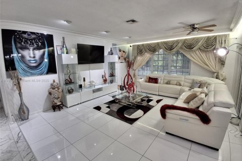 House in Tamarac, Florida 3 bedrooms, 192.03 sq.m. № 1704247 - photo 9
