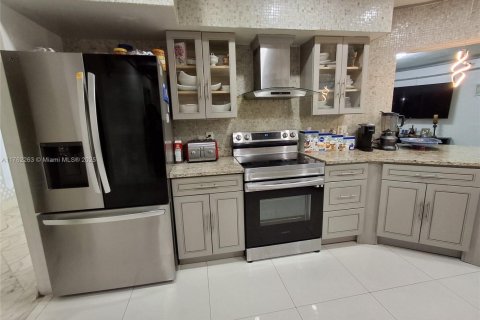 House in Tamarac, Florida 3 bedrooms, 192.03 sq.m. № 1704247 - photo 14