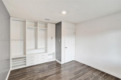 House in Hialeah, Florida 4 bedrooms, 187.2 sq.m. № 2392866 - photo 7