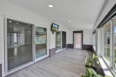 House in Hialeah, Florida 4 bedrooms, 187.2 sq.m. № 2392866 - photo 13
