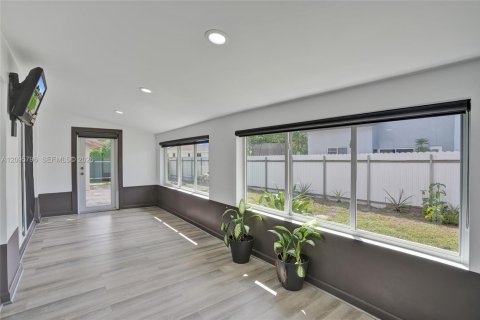 House in Hialeah, Florida 4 bedrooms, 187.2 sq.m. № 2392866 - photo 12