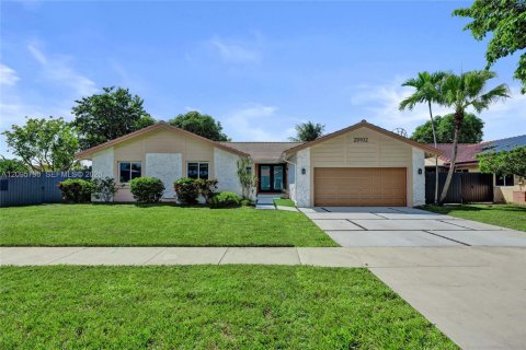 House in Hialeah, Florida 4 bedrooms, 187.2 sq.m. № 2392866