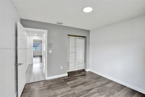 House in Hialeah, Florida 4 bedrooms, 187.2 sq.m. № 2392866 - photo 2