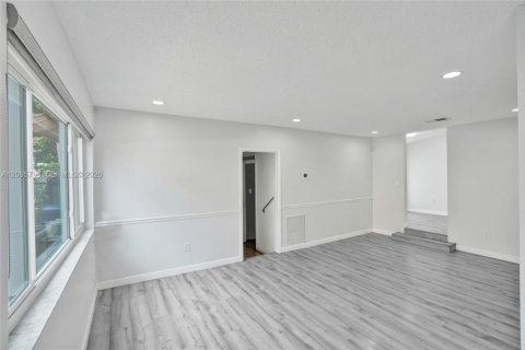 House in Hialeah, Florida 4 bedrooms, 187.2 sq.m. № 2392866 - photo 20