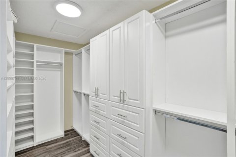 House in Hialeah, Florida 4 bedrooms, 187.2 sq.m. № 2392866 - photo 28