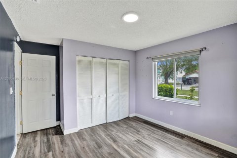 House in Hialeah, Florida 4 bedrooms, 187.2 sq.m. № 2392866 - photo 4