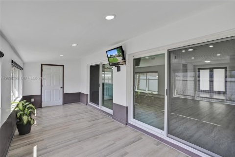 House in Hialeah, Florida 4 bedrooms, 187.2 sq.m. № 2392866 - photo 11