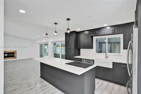 House in Hialeah, Florida 4 bedrooms, 187.2 sq.m. № 2392866 - photo 23