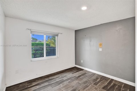 House in Hialeah, Florida 4 bedrooms, 187.2 sq.m. № 2392866 - photo 6