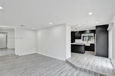 House in Hialeah, Florida 4 bedrooms, 187.2 sq.m. № 2392866 - photo 18