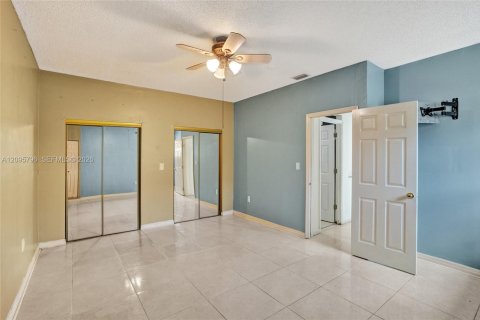 House in Hialeah, Florida 4 bedrooms, 187.2 sq.m. № 2392866 - photo 15