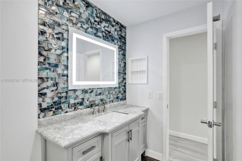 House in Hialeah, Florida 4 bedrooms, 187.2 sq.m. № 2392866 - photo 9